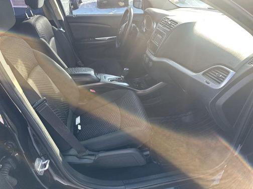 Brilliant Black Crystal Pearlcoat 2012 Dodge Journey SE