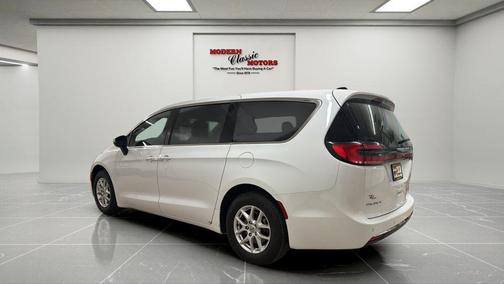 Bright White Clearcoat 2023 Chrysler Pacifica Touring L