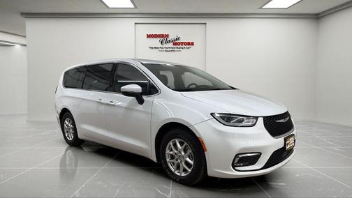 Bright White Clearcoat 2023 Chrysler Pacifica Touring L