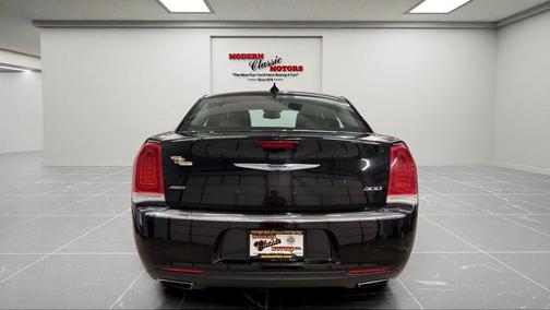 Gloss Black 2019 Chrysler 300 Limited