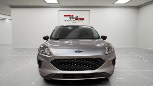 Iconic Silver Metallic 2022 Ford Escape SE