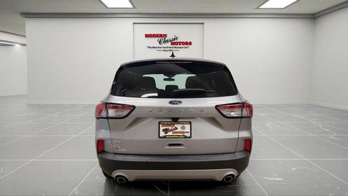 Iconic Silver Metallic 2022 Ford Escape SE