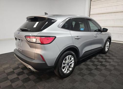 Iconic Silver Metallic 2022 Ford Escape SE