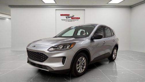 Iconic Silver Metallic 2022 Ford Escape SE