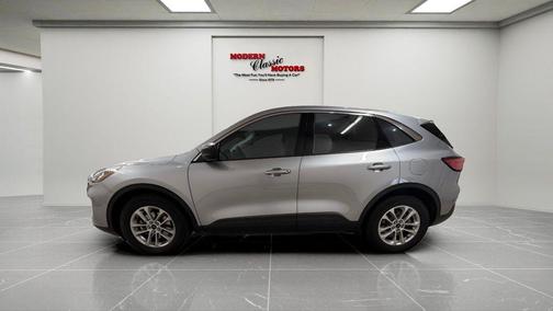 Iconic Silver Metallic 2022 Ford Escape SE