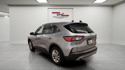 Iconic Silver Metallic 2022 Ford Escape SE