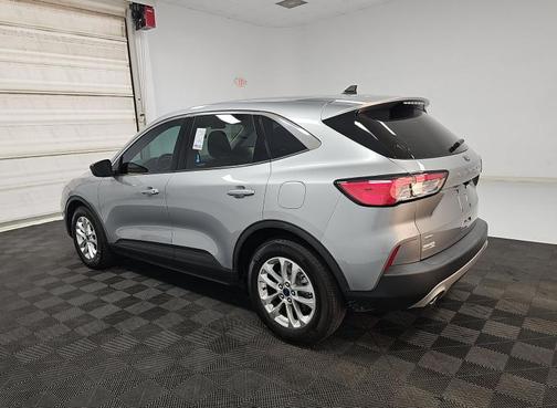 Iconic Silver Metallic 2022 Ford Escape SE