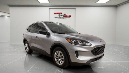 Iconic Silver Metallic 2022 Ford Escape SE