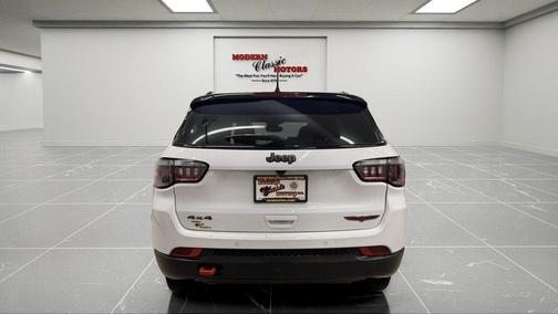 Bright White Clearcoat 2025 Jeep Compass Trailhawk