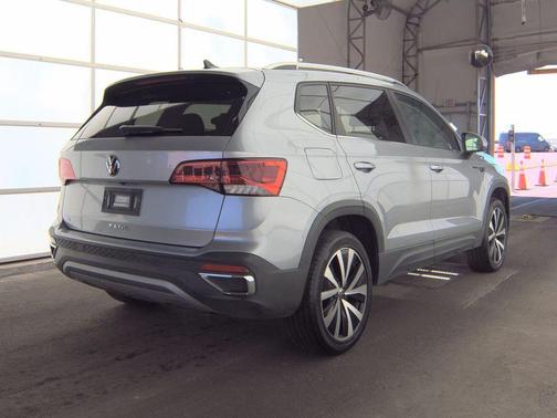 Pyrite Silver Metallic 2024 Volkswagen Taos 1.5T SE
