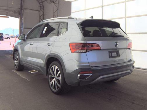 Pyrite Silver Metallic 2024 Volkswagen Taos 1.5T SE