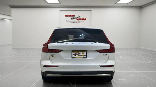 2024 Volvo V60 Cross Country B5 Plus