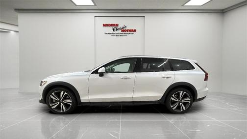 2024 Volvo V60 Cross Country B5 Plus