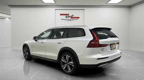 2024 Volvo V60 Cross Country B5 Plus