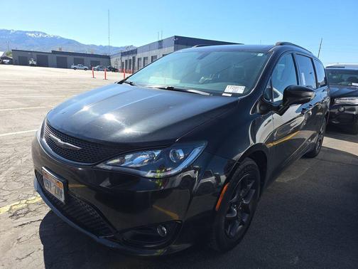 Brilliant Black Crystal Pearlcoat 2018 Chrysler Pacifica Touring-L Plus