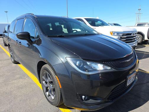 Brilliant Black Crystal Pearlcoat 2018 Chrysler Pacifica Touring-L Plus