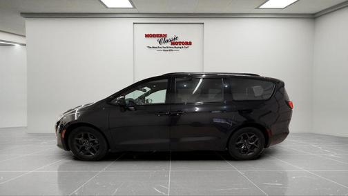 Brilliant Black Crystal Pearlcoat 2018 Chrysler Pacifica Touring-L Plus