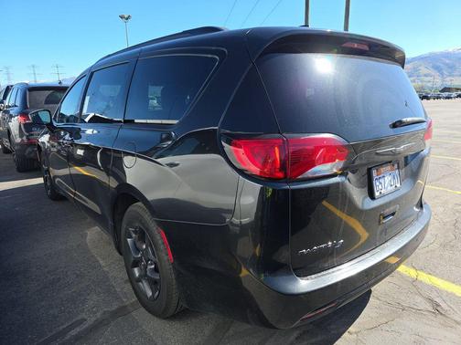 Brilliant Black Crystal Pearlcoat 2018 Chrysler Pacifica Touring-L Plus