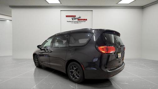 Brilliant Black Crystal Pearlcoat 2018 Chrysler Pacifica Touring-L Plus