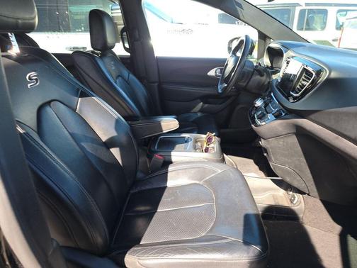 Brilliant Black Crystal Pearlcoat 2018 Chrysler Pacifica Touring-L Plus