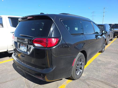 Brilliant Black Crystal Pearlcoat 2018 Chrysler Pacifica Touring-L Plus
