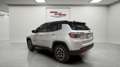 Silver Zynith Metallic Clearcoat 2025 Jeep Compass Trailhawk