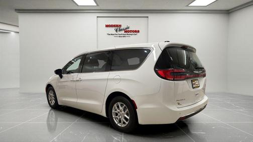 Bright White Clearcoat 2024 Chrysler Pacifica Touring L