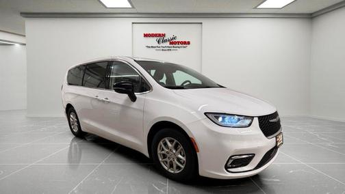 Bright White Clearcoat 2024 Chrysler Pacifica Touring L