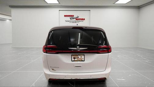 Bright White Clearcoat 2024 Chrysler Pacifica Touring L