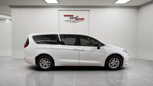 Bright White Clearcoat 2024 Chrysler Pacifica Touring L