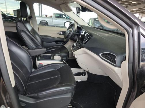 Granite Crystal Metallic Clearcoat 2023 Chrysler Pacifica Touring L