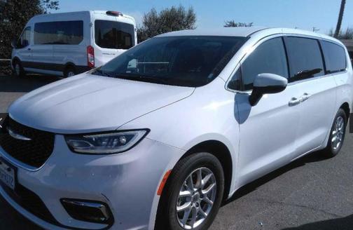 Bright White Clearcoat 2023 Chrysler Pacifica Touring L