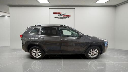 Brilliant Black Crystal Pearlcoat 2014 Jeep Cherokee Latitude