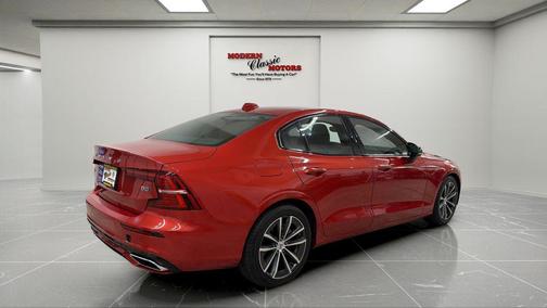 Fusion Red Metallic 2022 Volvo S60 T5 Momentum