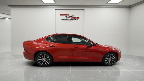 Fusion Red Metallic 2022 Volvo S60 T5 Momentum