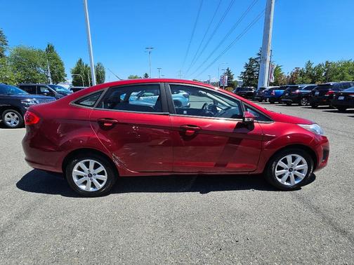 Ruby Red Tinted Clearcoat Metallic 2013 Ford Fiesta SE