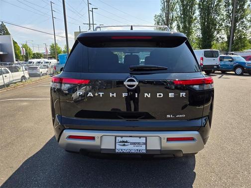 2022 Nissan Pathfinder SL