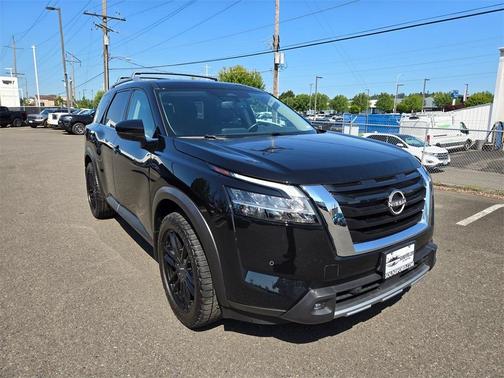 2022 Nissan Pathfinder SL
