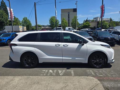 2023 Toyota Sienna XSE 7 Passenger