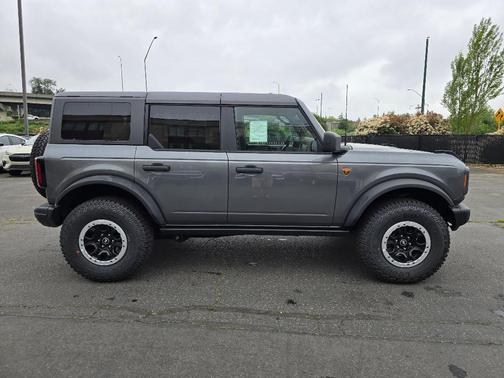 Carbonized Gray Metallic 2026 Ford Bronco Badlands