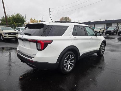 Star White 2026 Ford Explorer ST-Line