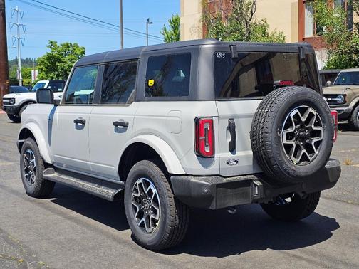Avalanche Gray 2026 Ford Bronco Outer Banks