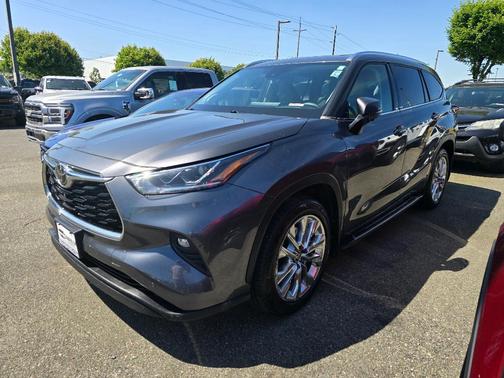 Magnetic Gray Metallic 2023 Toyota Highlander Limited