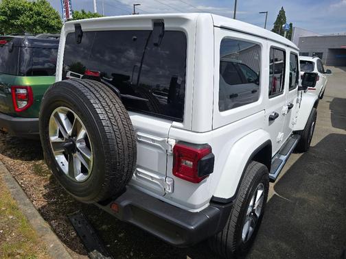 Bright White Clearcoat 2023 Jeep Wrangler Sahara