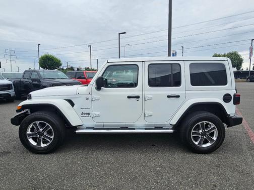 Bright White Clearcoat 2023 Jeep Wrangler Sahara