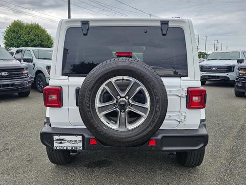 Bright White Clearcoat 2023 Jeep Wrangler Sahara