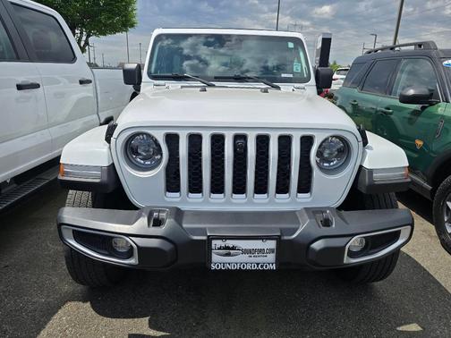 Bright White Clearcoat 2023 Jeep Wrangler Sahara