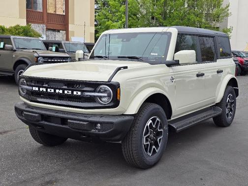 Desert Sand 2026 Ford Bronco Outer Banks