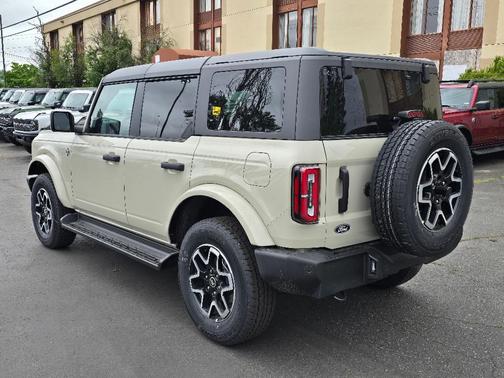 Desert Sand 2026 Ford Bronco Outer Banks