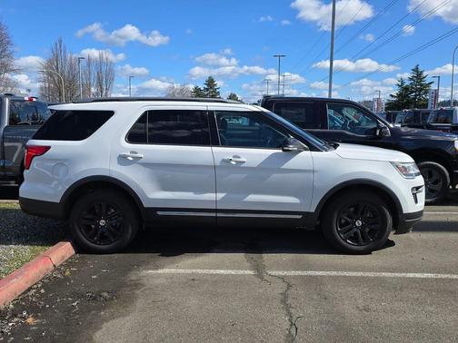 Oxford White 2018 Ford Explorer XLT